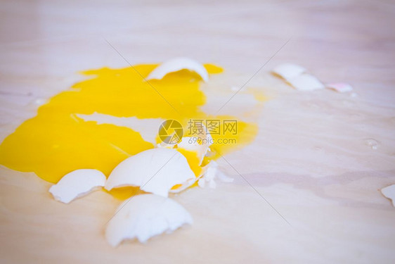 地上掉下来的碎蛋到处都是黄的图片