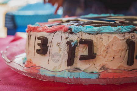 生日蛋糕第3号装饰品和Hebrew单词Ben意思是老了由巧克力做的奶油蛋糕图片
