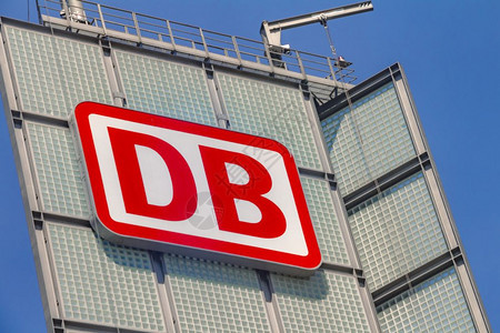 德国柏林2017年5月日柏林主站塔台德国哈普特巴赫尼霍夫上德国BahnDB品牌的标志图片