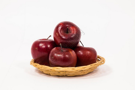 白色背景的鸡尾酒篮里提取红苹果图片