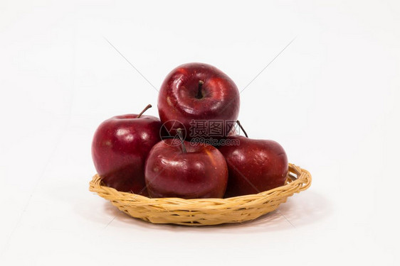 白色背景的鸡尾酒篮里提取红苹果图片
