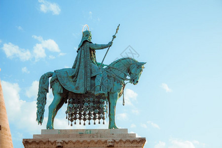 匈牙利布达佩斯渔人Bastion的匈牙利StephenI的铜像图片
