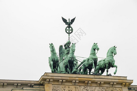柏林勃兰登堡门上的奎德里加雕像图片