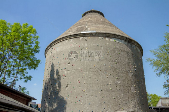 在柏林市的原始暴风雨中在一座古老的建筑上攀爬墙壁图片