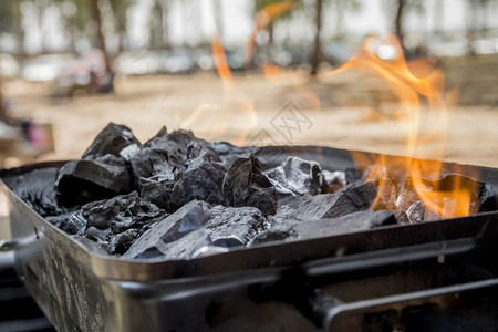 煤炭在烤炉里背景图片
