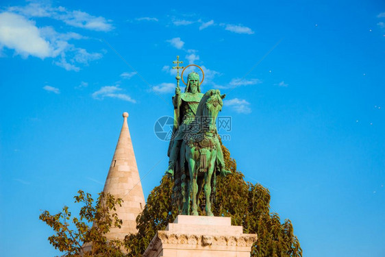 匈牙利布达佩斯渔人Bastion的匈牙利StephenI的铜像图片