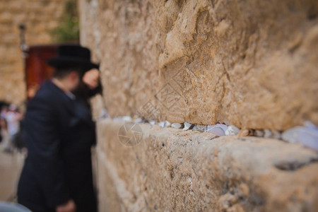 宗教正统的犹太徒在耶路撒冷以色列老城西墙祈祷砖块之间的裂缝中有神记号图片