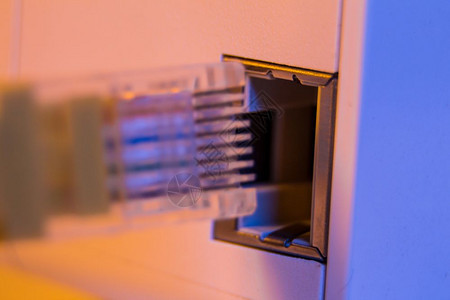 将Ethernet电缆插入到WiFi扩展器设备中的宏关闭该设备位于墙上的电插座中该设备处于接入点模式有助于扩展家庭或办公室的无线图片