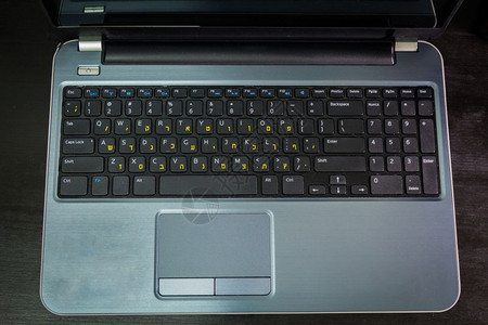 带有希伯来语和英字母的键盘笔记本键盘顶端视图黑暗气氛图片