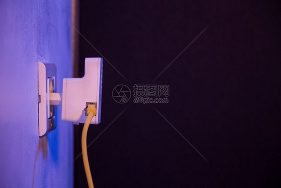 墙上电插座的无线Fi扩展器插入了Eepernet电缆设备处于接入点模式有助于扩展家庭或办公室的无线网络图片