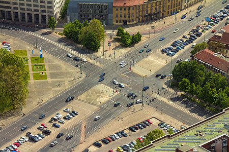 柏林市路口的汽车空中观察图片