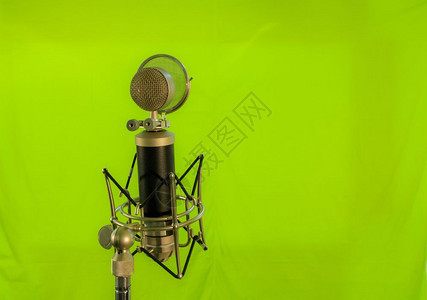 Vocal冷却器麦克风屏隔离在绿色背景上图片