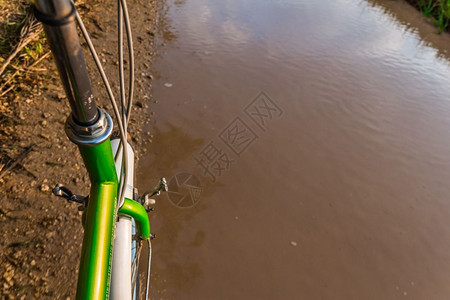 骑自行车穿过泥土路图片