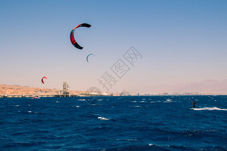 风帆在红海航行以色列伊拉特海滩附近图片