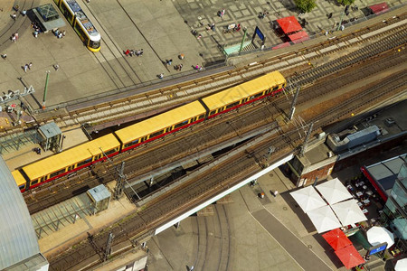 在柏林亚历山大广场公共上SBahn的空中观测轨道是快速列车和电图片