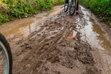 骑自行车穿过泥土路图片