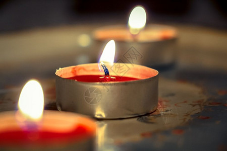 在旧托盘上烧红蜡烛浪漫的气氛节日图片
