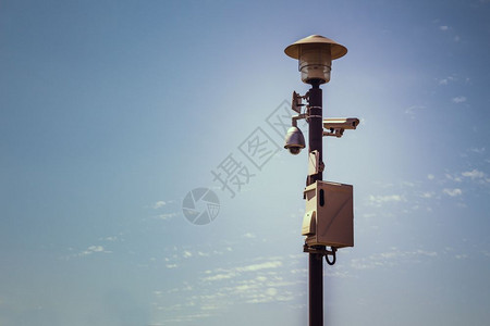 街灯上的监控摄像头背景图片