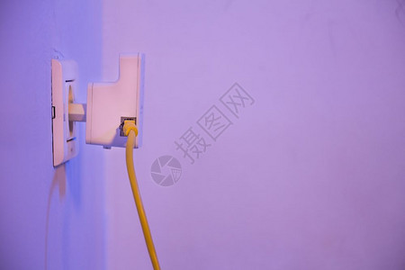 墙上电插座的无线Fi扩展器插入了Eepernet电缆设备处于接入点模式有助于扩展家庭或办公室的无线网络图片