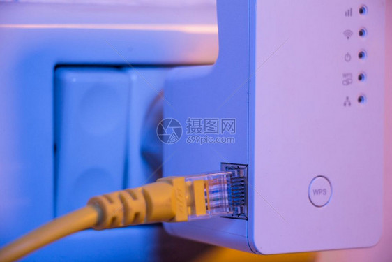 在墙上电插座中的无线Ethernet电缆插入无线Fi扩展器设备该处于接入点模式有助于扩展家庭或办公室的无线网络图片
