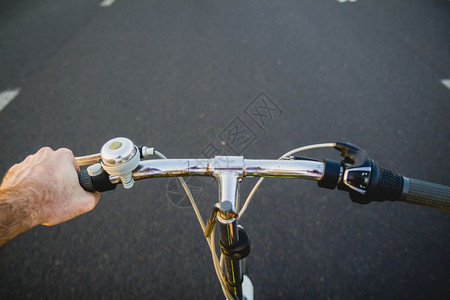 晨骑自行车手在路上骑自行车最初的观点是POV背景