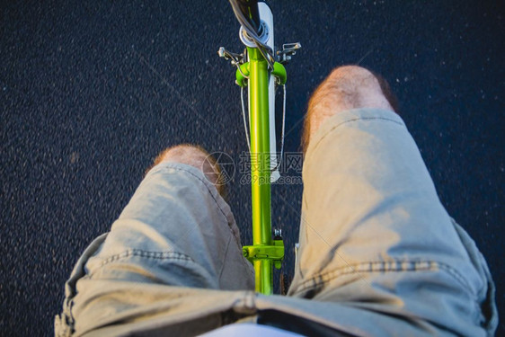 在路上骑自行车最初的观点是POV图片