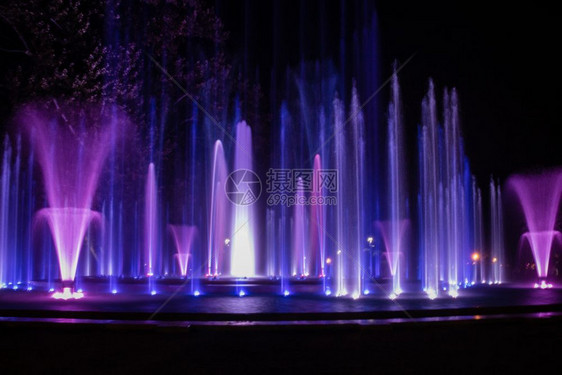 匈牙利布达佩斯玛格丽特岛的多彩音乐喷泉图片