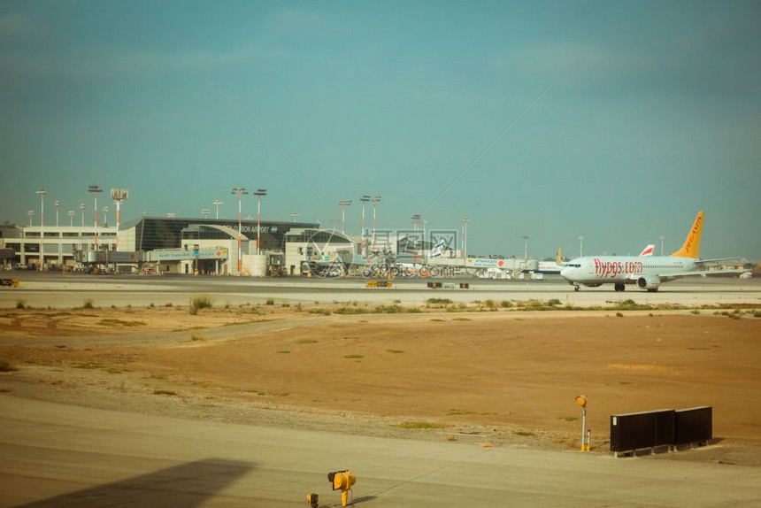 以色列特拉维夫15年9月日flypgs航空公司在bengurion国际机场跑道和3终点站的商用飞机高清图片下载 正版图片 摄图网 以色列特拉维夫15年9月日flypgs航空公司在bengurion国际机场跑道和3终点站的商用飞机高清图片下载 正版图片 摄图网