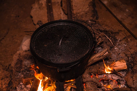 晚上在烧营火时用锅炉煮饭图片
