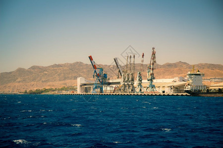 以色列Eilat港一艘货船停靠该港口图片