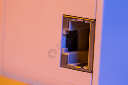 WiFi中继器Ethernet套接字上的宏关闭设备在墙上的电插座中有助于扩展家庭或办公室的无线网络图片