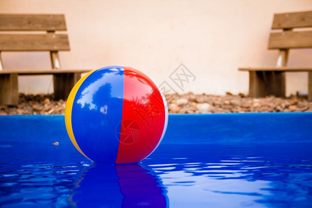 游泳池里漂浮着多彩的海滩球图片