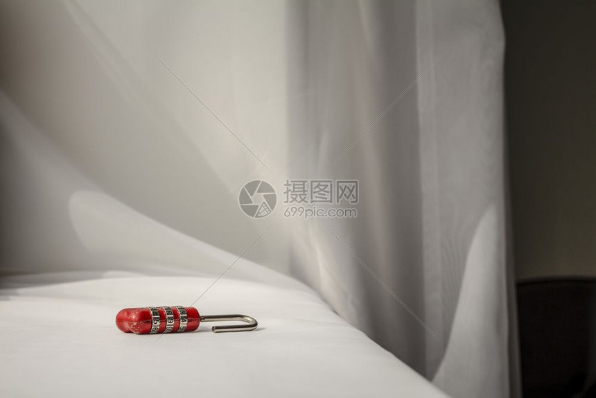 白布背景上的红色号码挂锁高清图片下载 正版图片 摄图网 白布背景上的红色号码挂锁高清图片下载 正版图片 摄图网
