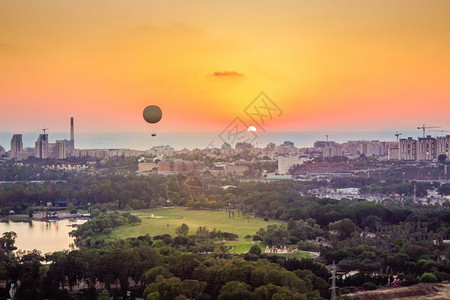日落时特拉维夫天线可以看到热气球在空中飞动此外还可以看到北特拉维夫黑森公园阅读电站和地中海的附近区图片