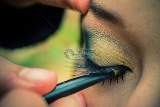 专业的化妆师工作时做美容模特化妆的艺术家图片