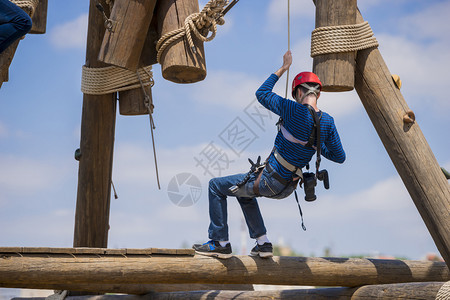 在极端条件下工作的登山塔拍摄时他有DSLR摄像机和动作图片