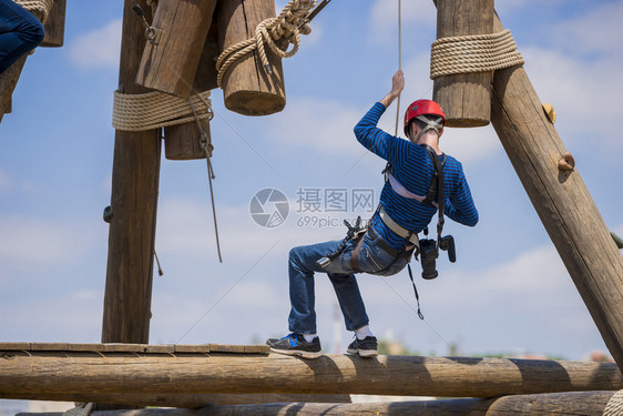 在极端条件下工作的登山塔拍摄时他有DSLR摄像机和动作图片