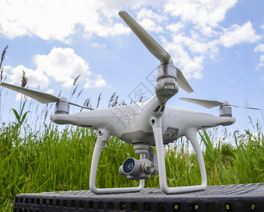 草地塑料箱上的无人飞机图片