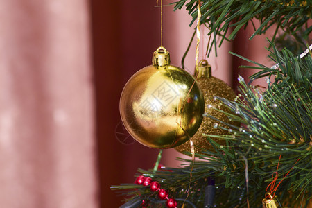 装饰圣诞树的玻璃珠装饰圣诞树的玻璃珠金箔球和玩具装饰杉木图片