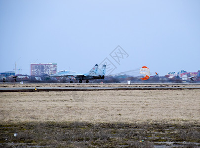 飞机在俄罗斯克拉诺达尔机场降落图片