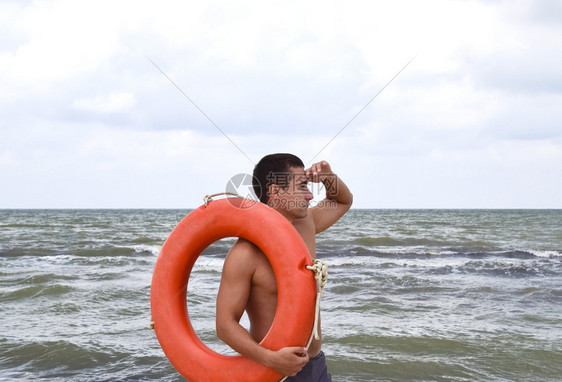 海滩上有救生艇的人海上有救生艇的人图片