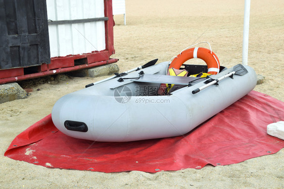 充气救援船沙滩上的灰色充气船沙滩上的灰色充气船图片