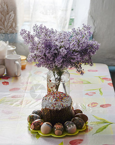 复活节蛋糕和彩蛋旁的一束紫丁香复活节蛋糕和彩蛋旁的一束紫丁香图片