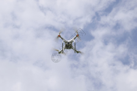 无人机在飞行拍摄背景图片