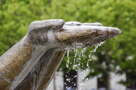 水流的手雕像喷泉上的纪念碑图片