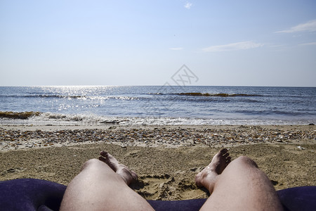 海滩背景上男人的腿一个人躺在沙滩上的一条小路上休息框架中的腿海滩背景上男人的腿一个人躺在沙滩上的一条小路上休息框架中的腿图片