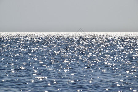 海平面的线与天空太阳的波浪和光束从海中反射出来海景太阳的波浪和光束从海中反射出来海景太阳的波浪和光束从海中反射出来背景图片