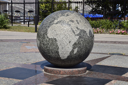 巨石碗雕刻的世界和平与团结的象征巨石碗雕刻的世界和平与团结的象征图片