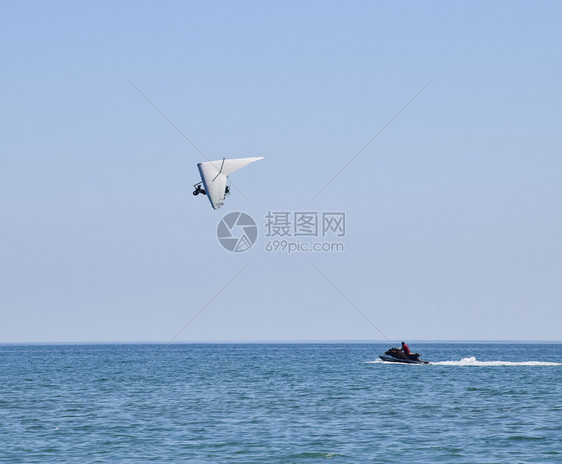 两个人一起在天空中飞极端的娱乐旅行者图片