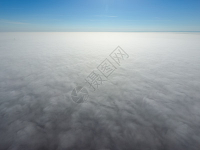 在雾上方的天空中日出在雾上云地天空雾图片